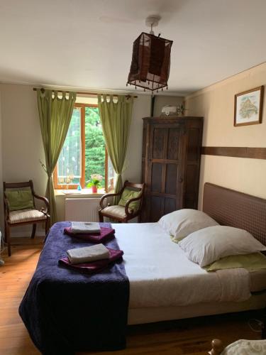 Un pat sau paturi într-o cameră la La Merveille
