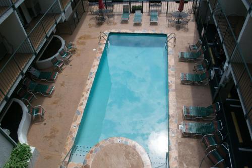 uma vista superior de uma piscina com cadeiras em Oak Square Rentals em Gatlinburg