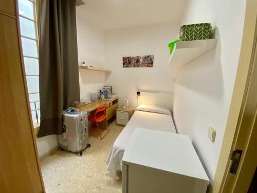 a small room with a bed and a desk at Barcelona Housing Student in Barcelona