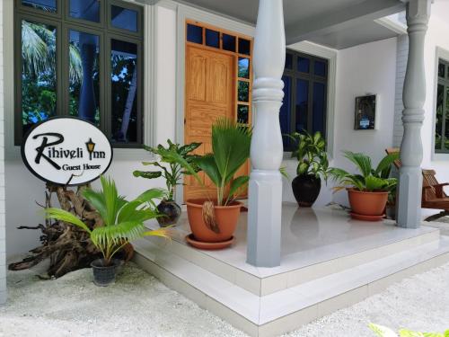 Taman di luar Rihiveli Inn