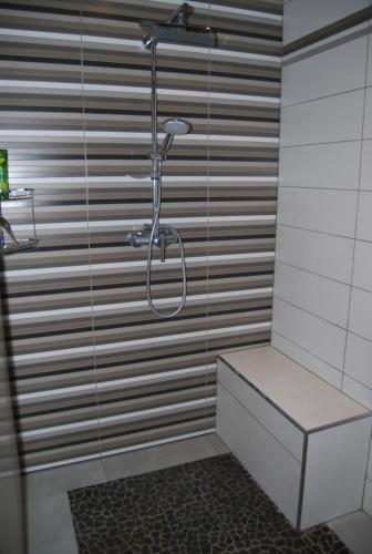 uma cabina de duche na casa de banho com um banco em Loft, avec piscine privative et parking, à 15 minutes à pied du centre ville et à 20 mn de la mer em Montpellier