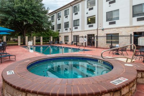 Holiday Inn Express & Suites Austin NW - Lakeline, an IHG Hotel tesisinde veya buraya yakın yüzme havuzu