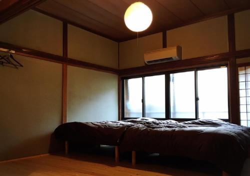 YokokuraにあるKoishiya / Vacation STAY 67371のベッドと大きな窓のある部屋