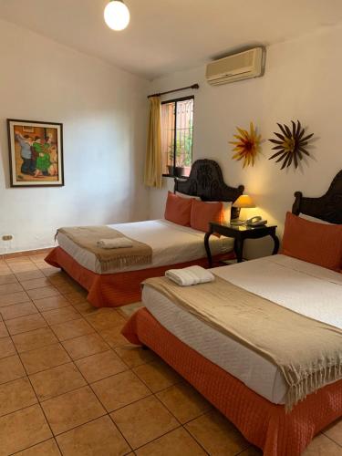 - une chambre d'hôtel avec 2 lits dans l'établissement Hotel La Posada del Angel, à San Salvador