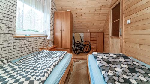 Un pat sau paturi într-o cameră la Domek VICTORIA