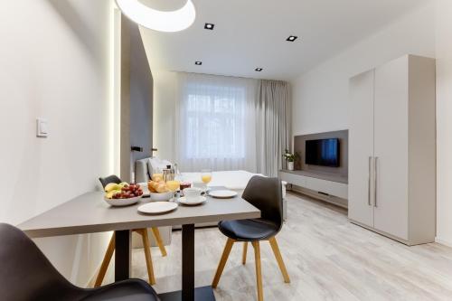 Televisyen dan/atau pusat hiburan di Lampi Aparthotel Prague
