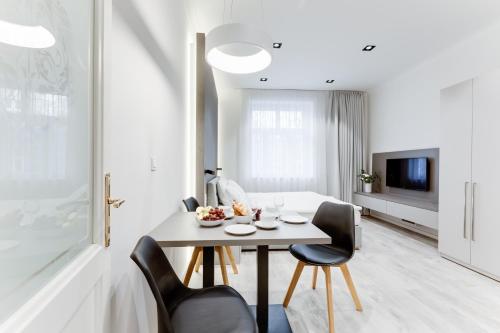 Televisyen dan/atau pusat hiburan di Lampi Aparthotel Prague