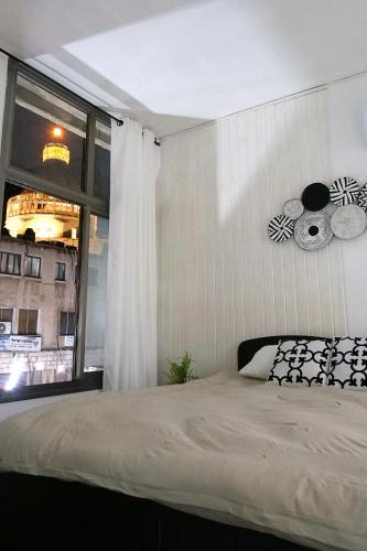 a bedroom with a bed and a window at City Center Rooms in Nazareth