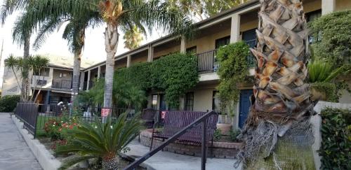 Sierra Crossing Motelにある庭