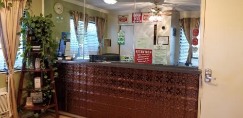 BloomingtonにあるSierra Crossing Motelのバー付きの客室
