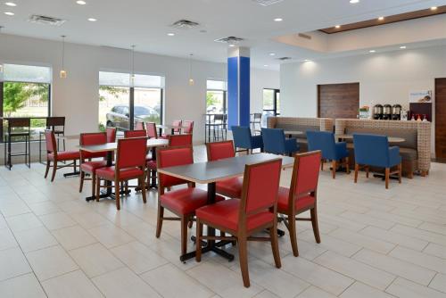 Restaurace v ubytování Holiday Inn Express & Suites Pueblo by IHG