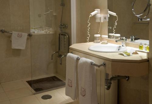 Koupelna v ubytování Hotel Puerta de la Luna