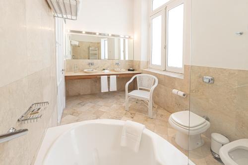 布宜諾斯艾利斯的住宿－Cassa Lepage Art Hotel Buenos Aires，带浴缸、卫生间和盥洗盆的浴室