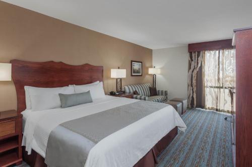 Ліжко або ліжка в номері Wyndham Visalia