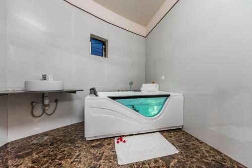 A bathroom at Hotel Lubumbashi