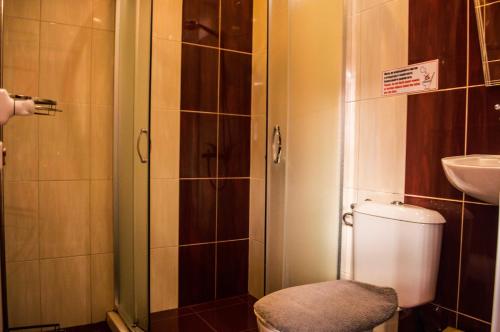 ein kleines Badezimmer mit Toilette und Waschbecken in der Unterkunft Red House in Weliko Tarnowo