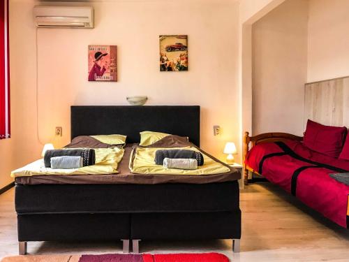 ein Schlafzimmer mit zwei Betten in einem Zimmer in der Unterkunft Red House in Weliko Tarnowo