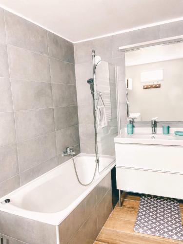 une salle de bain avec une baignoire et un lavabo dans l'établissement LE BELVEDERE, à LʼIsle-sur-la-Sorgue