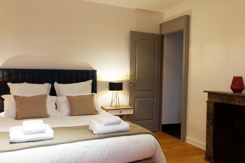 Ένα ή περισσότερα κρεβάτια σε δωμάτιο στο L'HOTEL PARTICULIER - LE MANS
