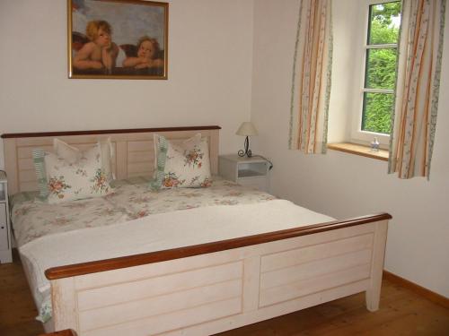 a bedroom with a large white bed with pillows at Ferienwohnung Am Pflanzgarten in Ebensee