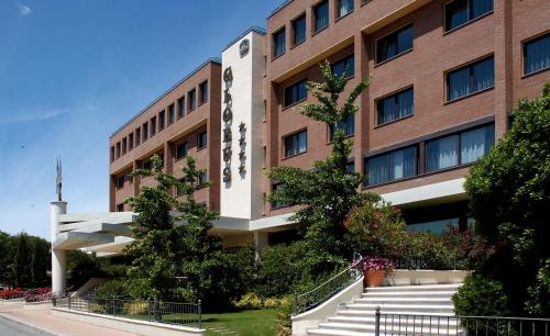 un edificio con escaleras delante en Best Western Hotel Globus City, en Forlì