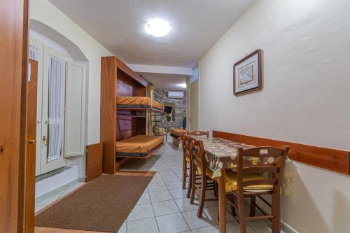 comedor con mesa y sillas y litera en Il Fascino del Borgo, en Castellabate
