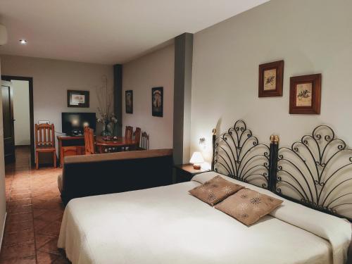 A bed or beds in a room at La Garzona