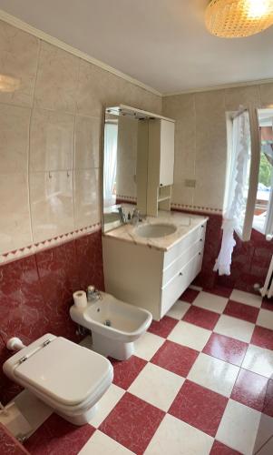 マドンナ・ディ・カンピリオにあるCasa Gatta 3 Camere 1 Bagno con vistaのバスルーム(洗面台、トイレ、鏡付)
