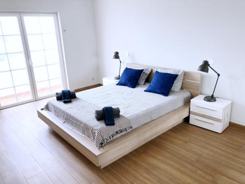 Säng eller sängar i ett rum på Villa Coracao Jacuzzi - 200m Beach & Sea View