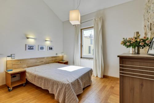 een slaapkamer met een bed en een raam bij Designer Haus in Armissan