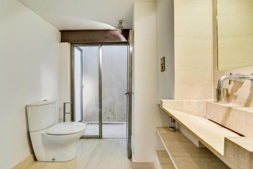 een badkamer met een toilet, een wastafel en een douche bij Designer Haus in Armissan