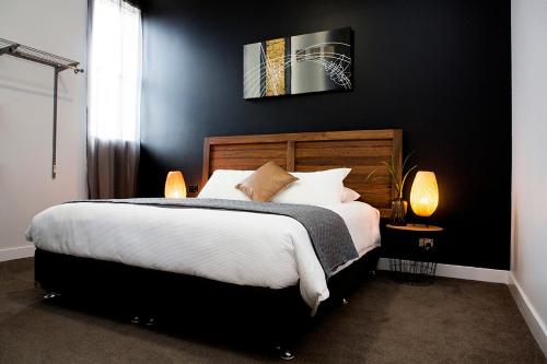 Uma cama ou camas num quarto em Revive Central Apartments