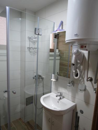 a bathroom with a sink and a shower at Apartman Žuta dunja - Sunčani breg in Kopaonik