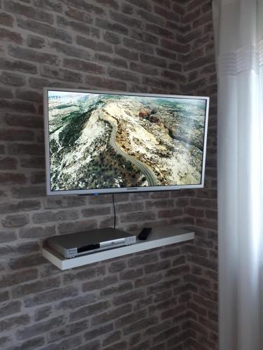 TV a/nebo společenská místnost v ubytování Ferienhaus Eifelschätzchen am Kronenburger See