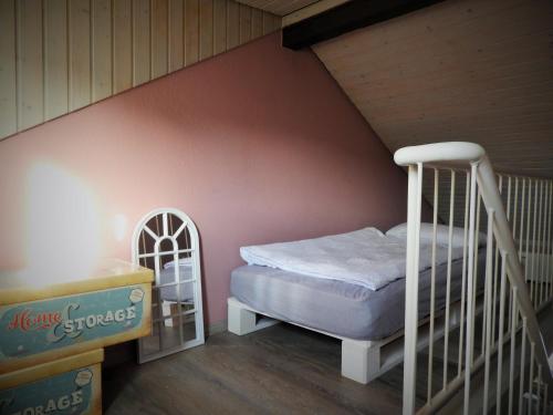 מיטה או מיטות בחדר ב-Ferienhaus Eifelschätzchen am Kronenburger See