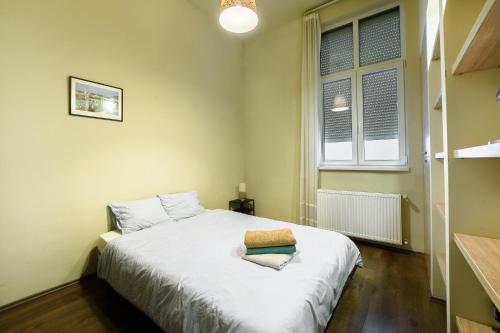 ブダペストにあるArpa Flat Hellasのベッドルーム(白いベッド1台、窓付)