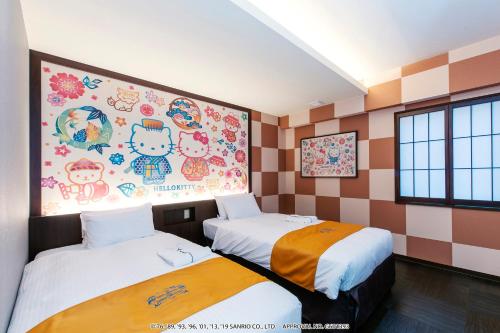 那霸的住宿－HOTEL OKINAWA WITH SANRIO CHARACTERS，一间设有两张床的客房,墙上挂着一幅画