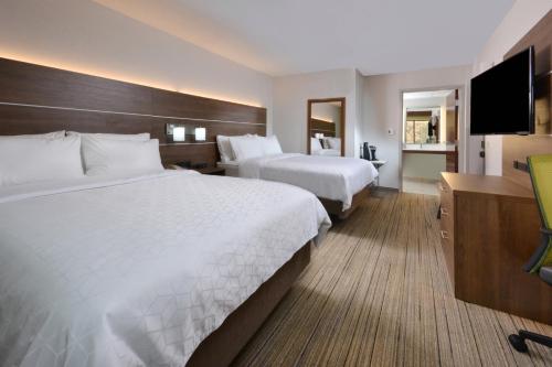 Llit o llits en una habitació de Holiday Inn Express Durham, an IHG Hotel