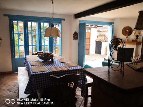 ビージャ・デ・レイバにあるCasa Azul Leyvaのダイニングルーム(テーブル付)、ドア付きの部屋
