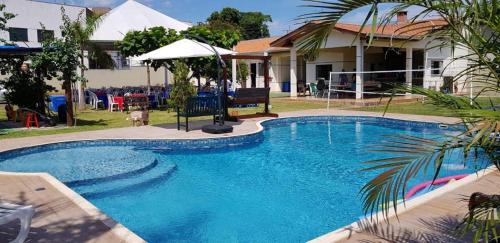 Toca do Gato في فوز دو إيغواسو: مسبح امام بيت