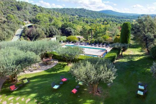 - une vue aérienne sur un jardin avec une piscine et des arbres dans l'établissement La Bastide du Calalou; BW Signature Collection, à Moissac-Bellevue