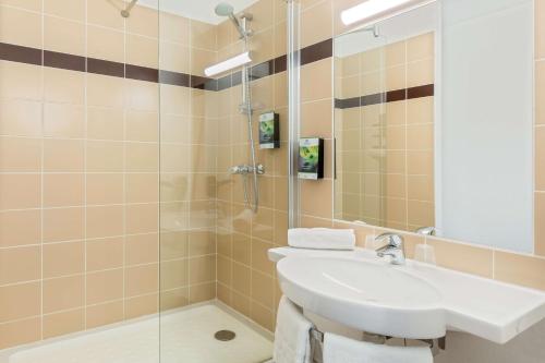 Koupelna v ubytování Sure Hotel by Best Western Saint-Amand-Les-Eaux