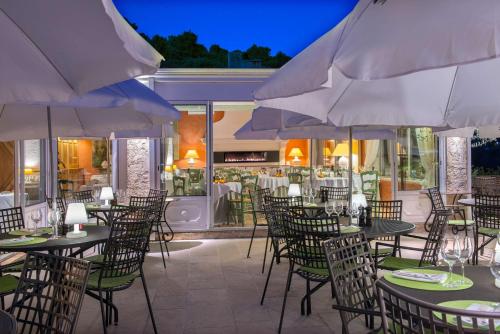 Un restaurante u otro lugar para comer en La Bastide du Calalou Hotel & Spa, BW Signature Collection