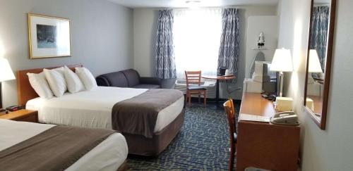 En eller flere senge i et værelse på SureStay Plus Hotel by Best Western Lethbridge