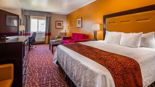 A bed or beds in a room at Best Western Plus Zion West