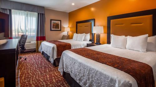 Postel nebo postele na pokoji v ubytování Best Western Plus Zion West