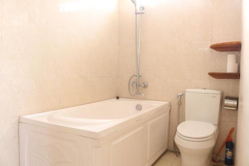ein Badezimmer mit einer weißen Badewanne und einem WC in der Unterkunft Davidduc 75 Nam Ngu F6 in Hanoi