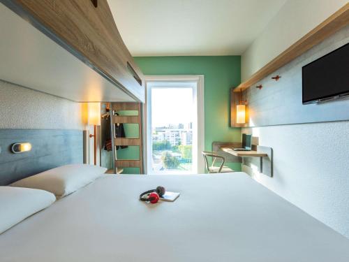 um quarto com uma cama com um brinquedo em ibis budget Paris Porte d'Italie Ouest em Le Kremlin-Bicêtre