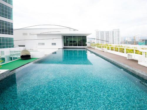 una piscina en la azotea de un edificio en Maritime Luxury Suite By J&K Homestay, en George Town