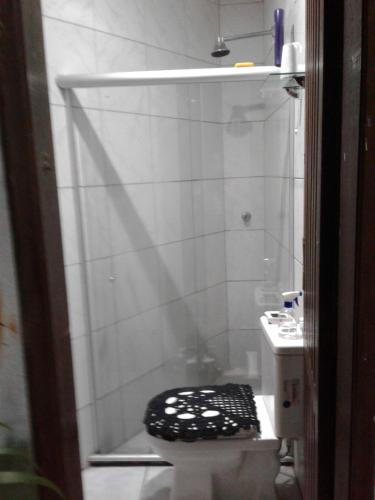 a small bathroom with a toilet and a sink at CASACOMPART itapuã in Salvador